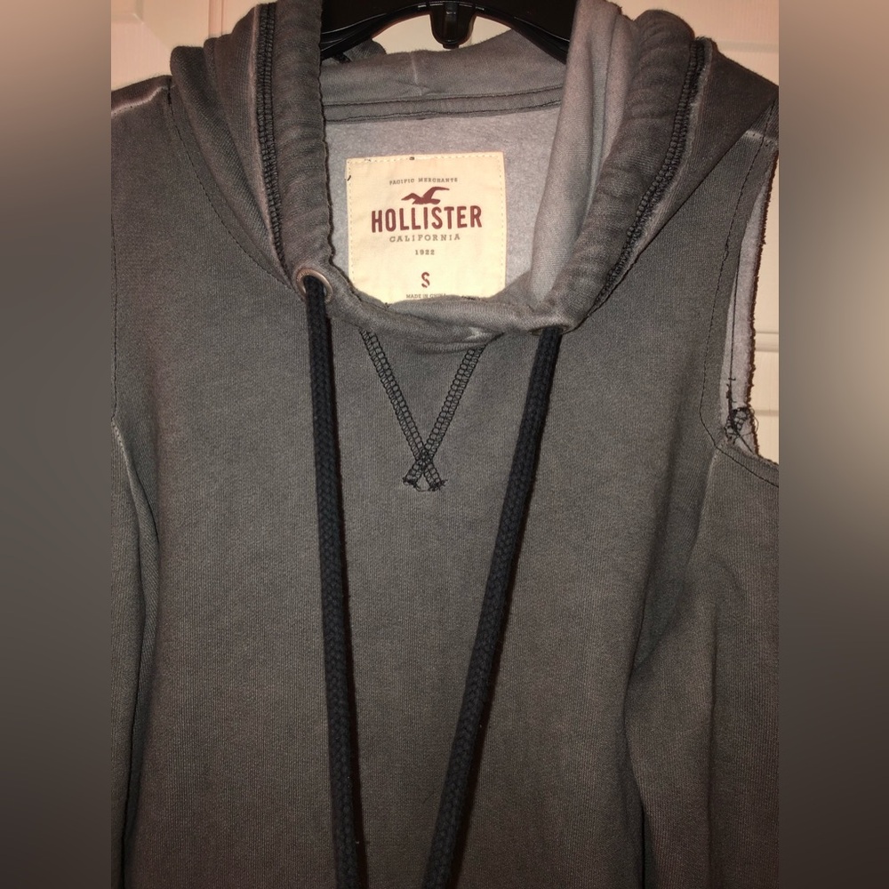 Hollister Hoodie, sweatshirt, cold-shoulder, Size Small, EUC - Picture 4 of 11